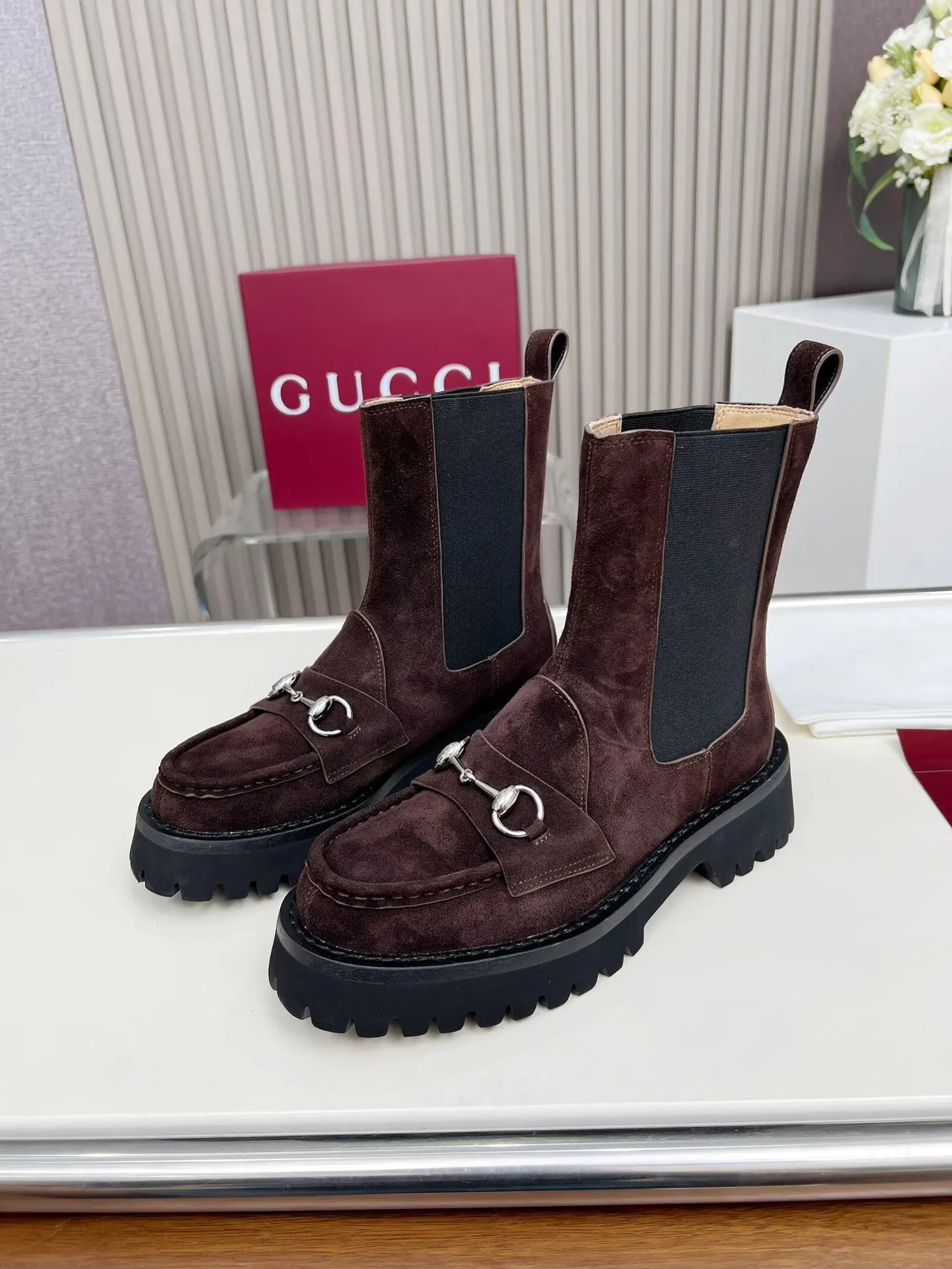 👟👟Ex-factory price 640👟👟 New version of Gucci GUCCI hot sale✅Ankle boots 🎉Very easy to match👍Elastic design on both sides [strong] Easy to put on and take off, especially retro British style, Gucci buckle decoration on the front💎LOGO✅ Fabric: imported cowhide 🐂High mercerized velvet, lining/foot: cow lining Color: black caramel color Brown 3 colors optional Number of yards: 35-42 {2 heads need to be customized} Heel height: 5cm Packing: Comes with card and cloth bag.